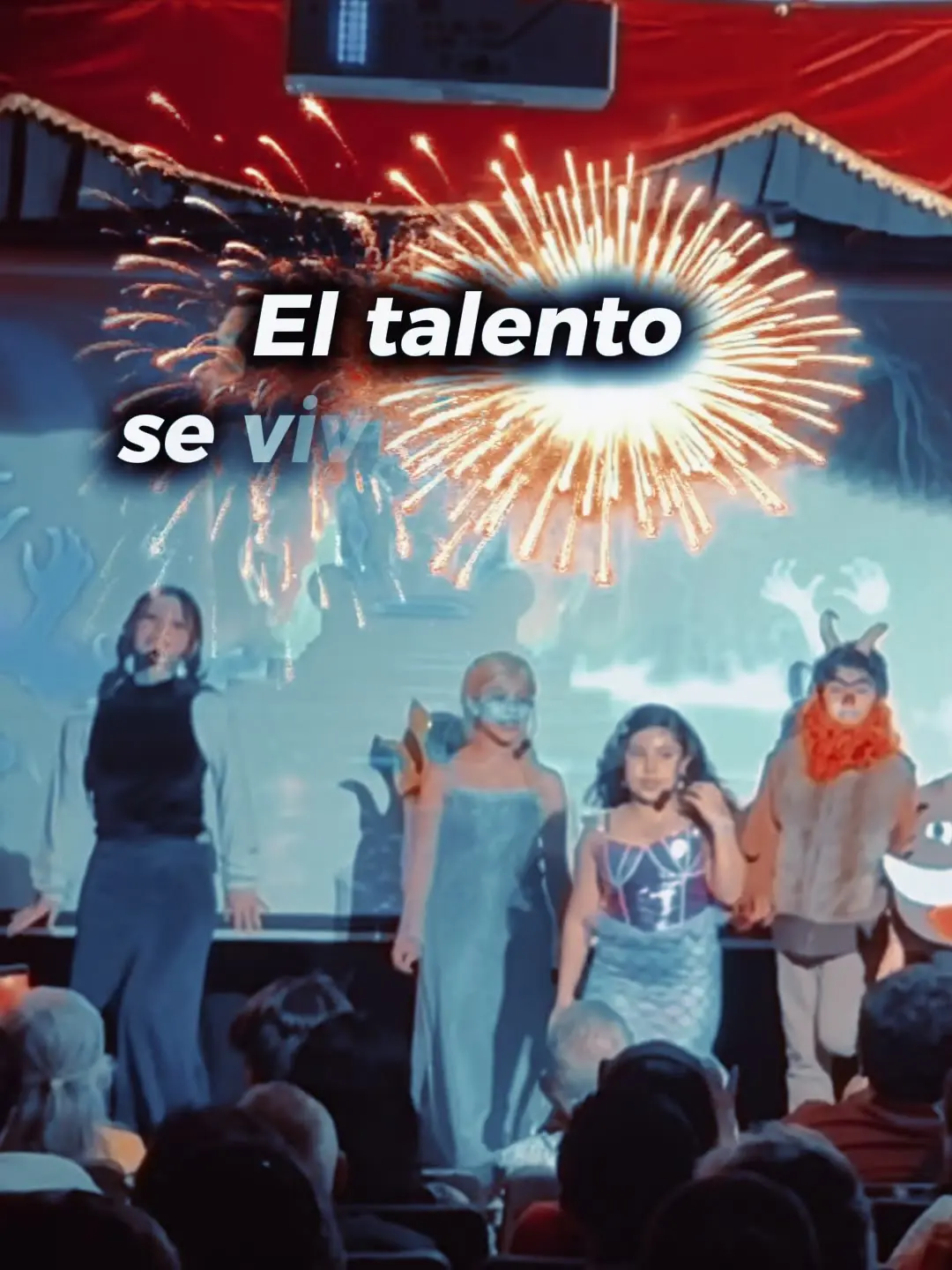 Elenco infantil saluda al público desde el escenario del foro Aula Magna