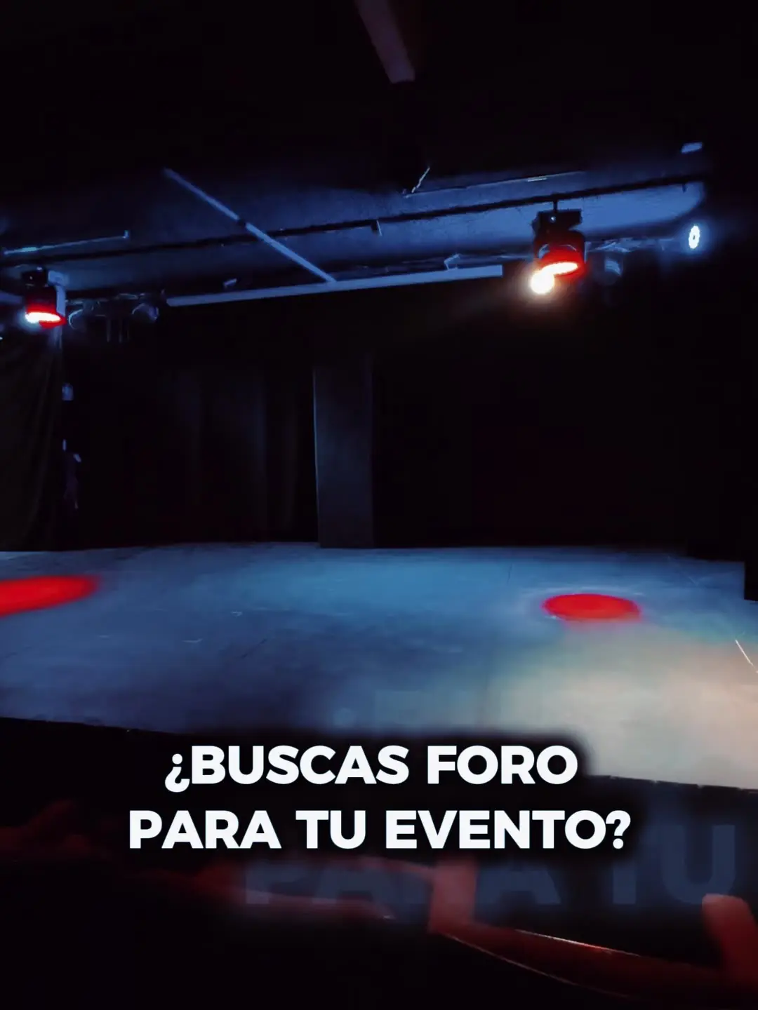 Elenco saluda al público en el foro Aula Magna