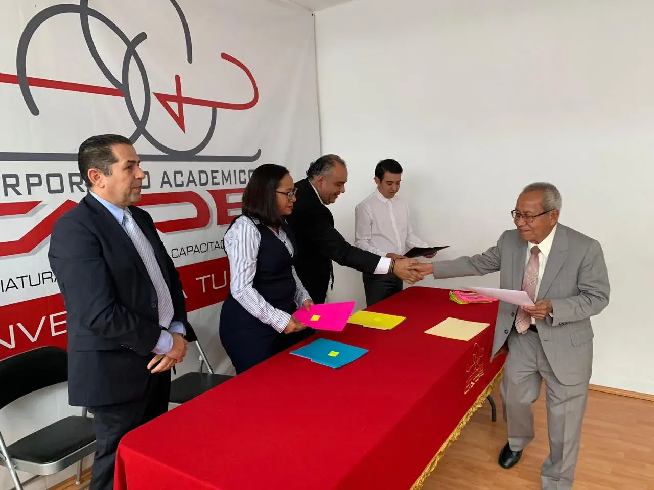 Entrega de reconocimiento a integrante del Centro AM