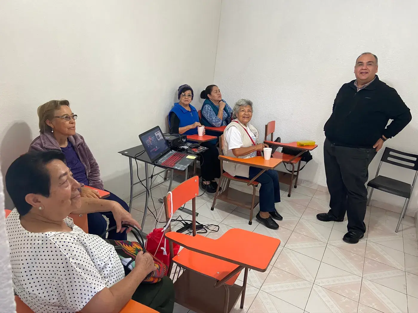 Taller del Centro AM con apoyo de proyector