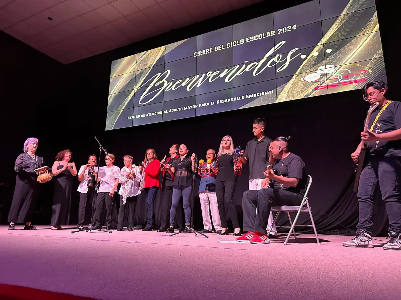 Coro del Centro AM acompañado de instrumentos musicales