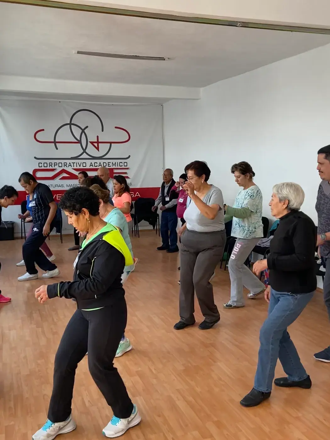 Clase de baile del Centro AM en pleno movimiento
