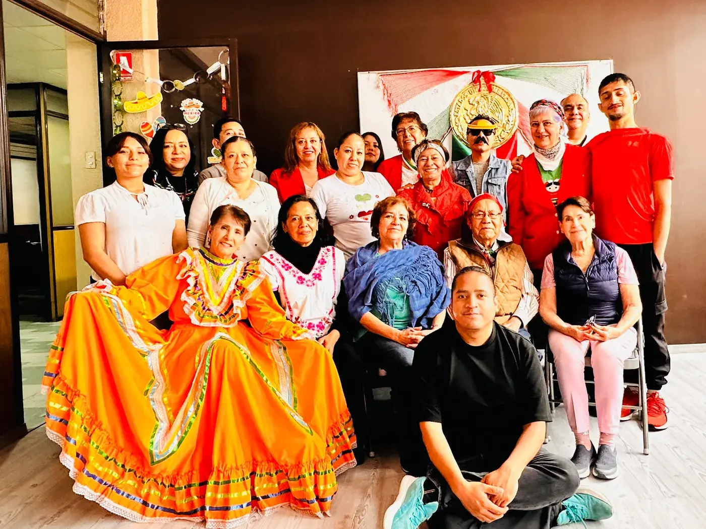 Celebración de fiestas patrias en el Centro AM: participante con vestido folklórico