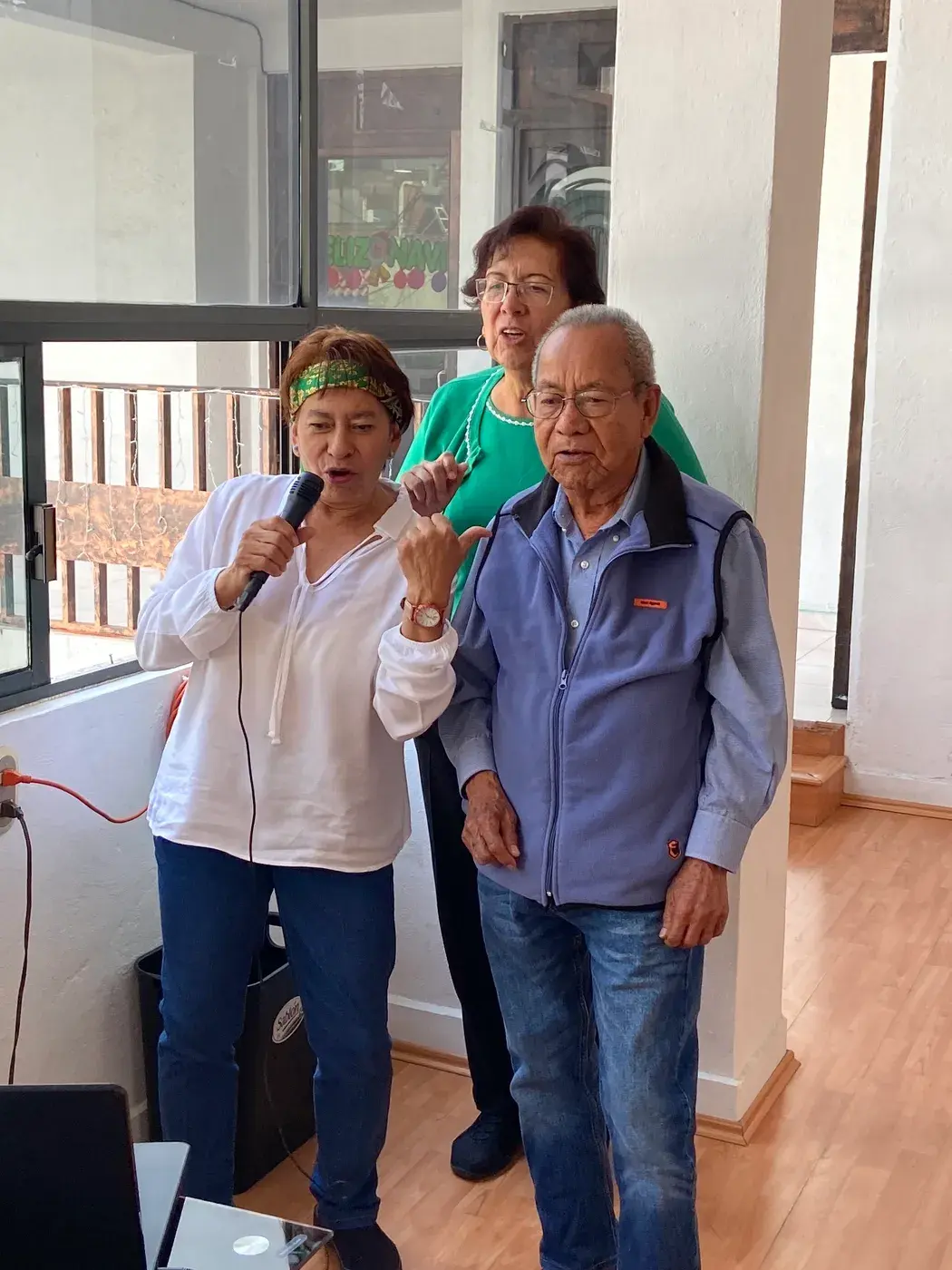 Sesión de karaoke navideño en el Centro AM