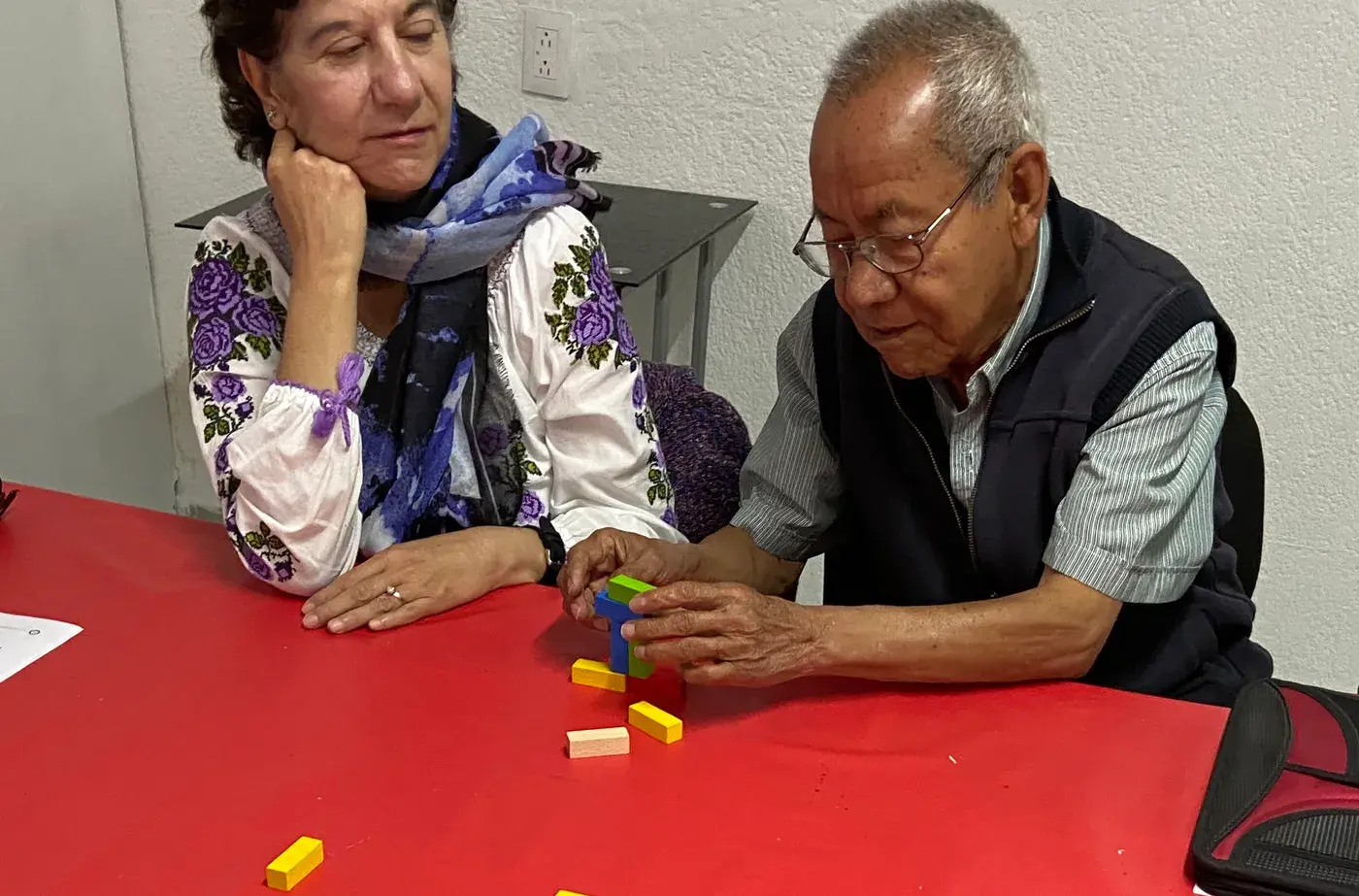 Juego de bloques para ejercitar la mente en el Centro AM