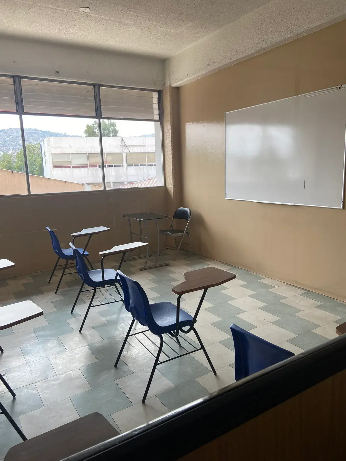 Aula de CADE con pupitres y ventanal amplio