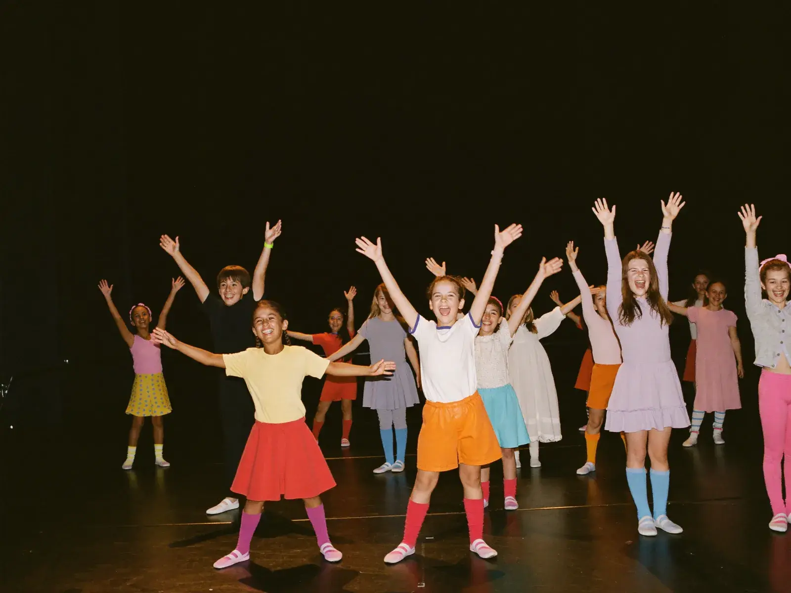 Niñas y niños en un taller de teatro de verano (imagen ilustrativa)
