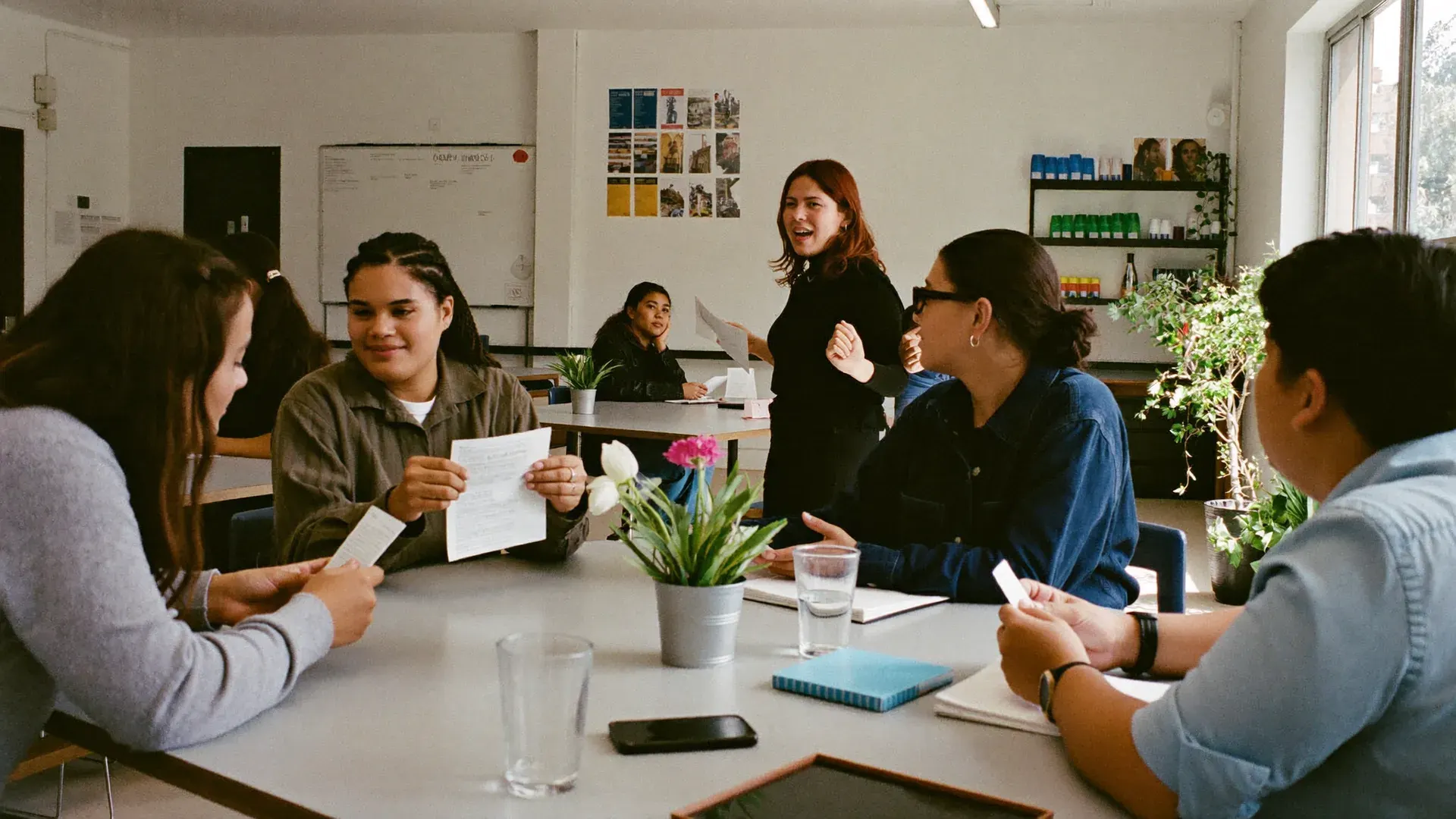 Estudiantes conversan durante una clase de idiomas (imagen ilustrativa)