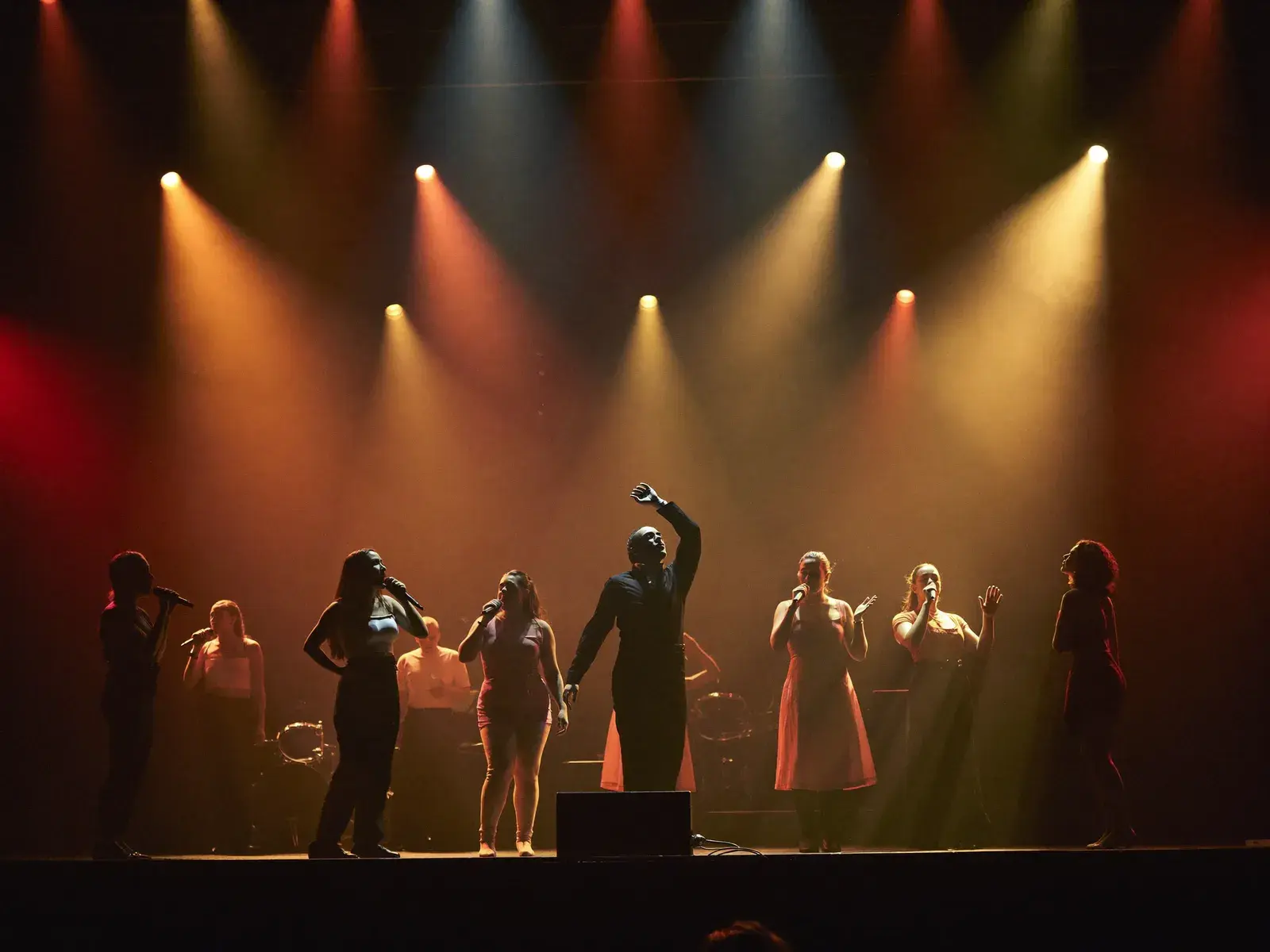 Escena de teatro musical con luces cálidas (imagen ilustrativa)