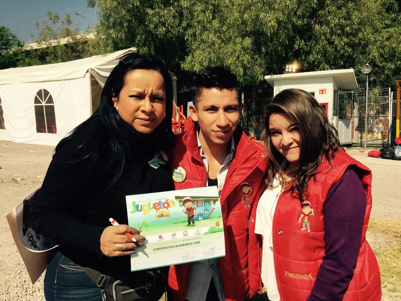 Voluntarios de CADE reciben un reconocimiento por su participación en el Juguetón Azteca