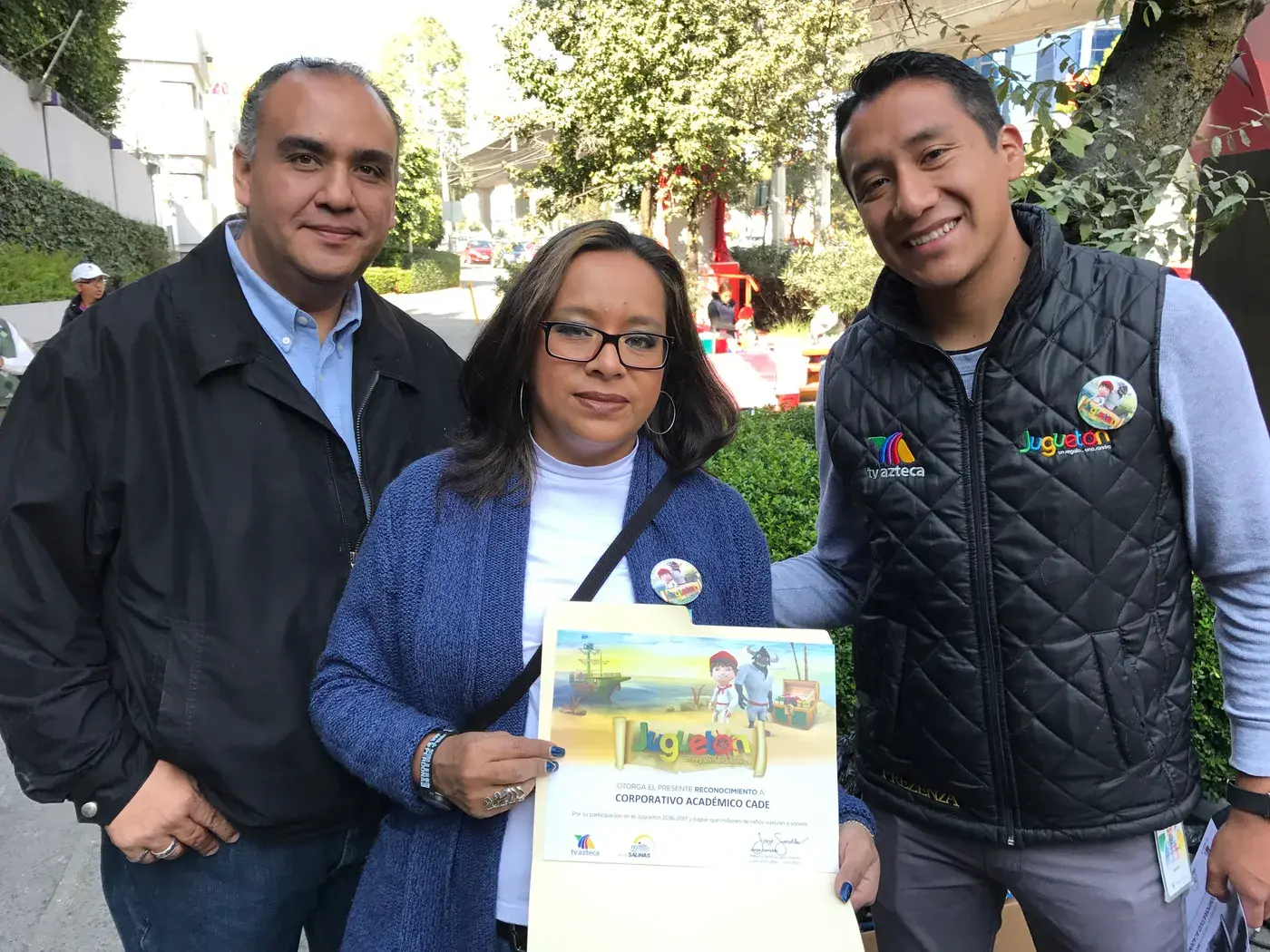 Entrega de reconocimiento a voluntarios del Juguetón Azteca