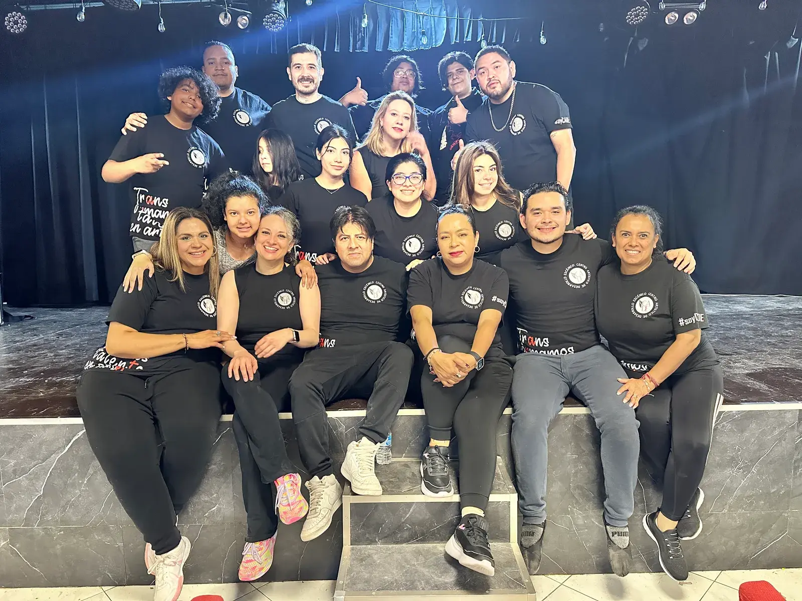 La compañía de CADE Teatro reunida al borde del escenario